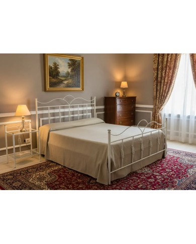 Eleganza romantica con il letto Fiocco in ferro battuto: colore Avorio arricchito dai dettagli Oro.