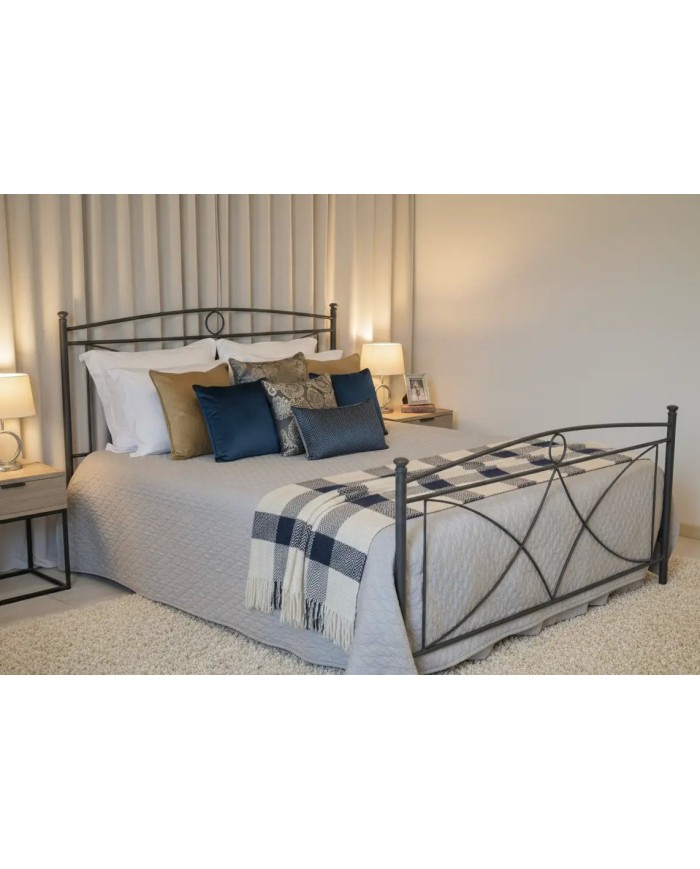 L' eleganza artigianale: il letto Tiffany in ferro battuto Antracite si distingue per le sue linee sinuose e raffinate.