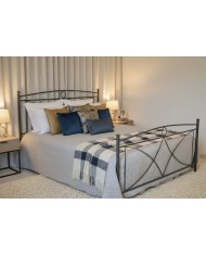 L' eleganza artigianale: il letto Tiffany in ferro battuto Antracite si distingue per le sue linee sinuose e raffinate.