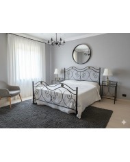 Letto matrimoniale artigianale "Laura" in ferro battuto. Linee sinuose in Nero e Oro.