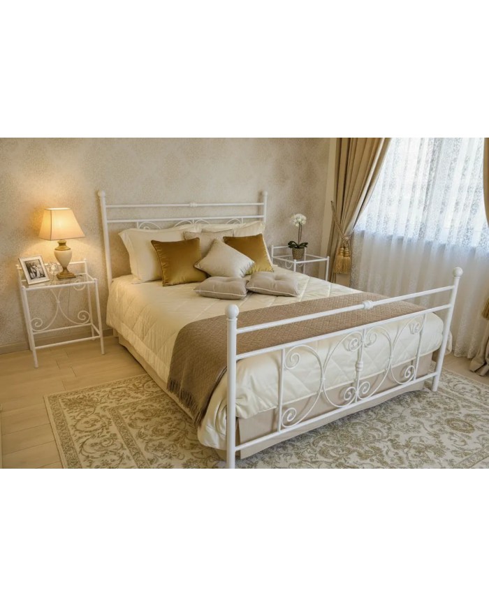 L'eleganza senza tempo del letto in ferro battuto "Mimosa". Finitura Avorio e dettagli in Oro che illuminano la tua camera