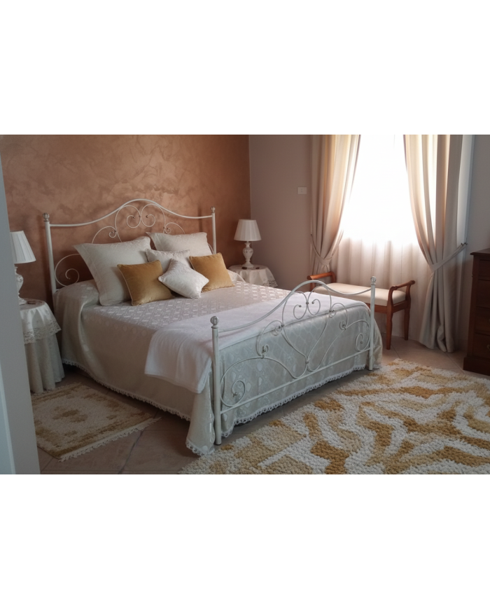 L'eleganza classica del letto "Sogno": ferro battuto Bianco con dettagli in Oro per un tocco regale nella tua zona notte.