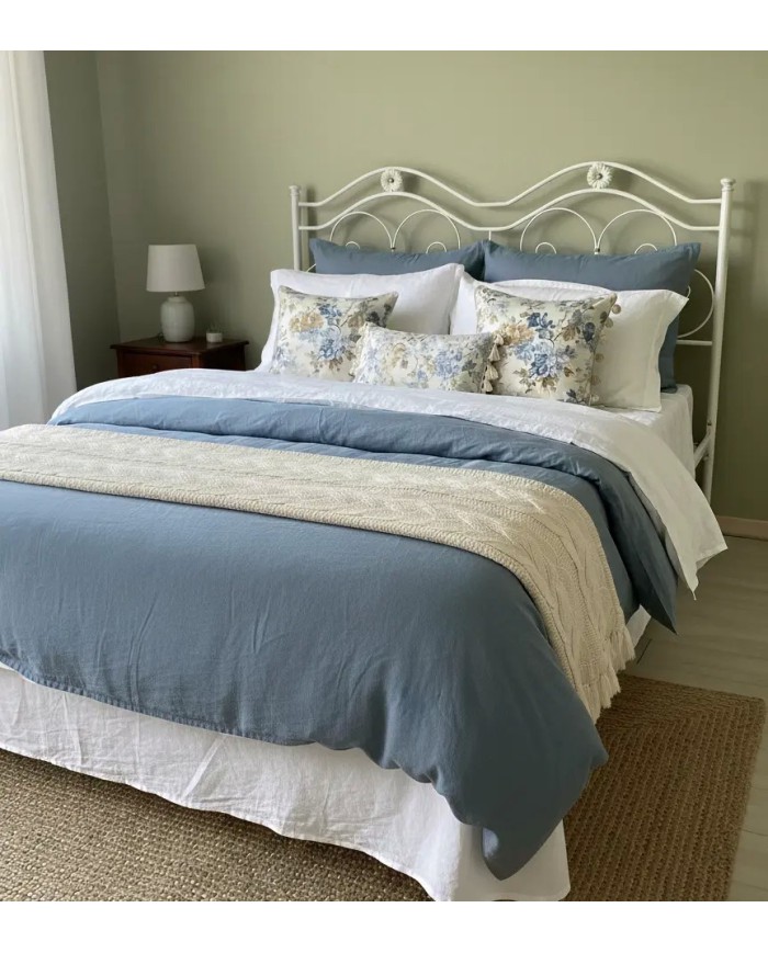 Letto Laura Bianco/Oro (solo giroletto): romanticismo artigianale in ferro battuto, dettagli decorativi in oro su sfondo bianco.