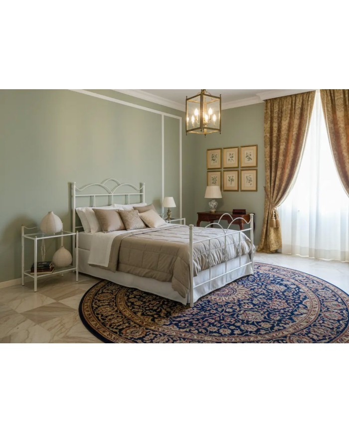 Letto una piazza e mezza in ferro battuto artigianale modello Fiocco, finitura Bianco RAL 9010 decorato oro, per rete 120x190.