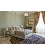 Letto una piazza e mezza in ferro battuto artigianale modello Fiocco, finitura Bianco RAL 9010 decorato oro, per rete 120x190.