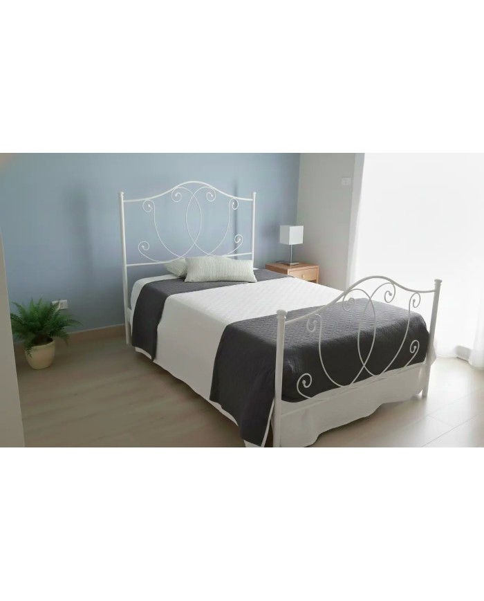 Letto una piazza e mezza Marta in ferro battuto artigianale, finitura bianco opaco satinato RAL 9005, per rete 120x190.