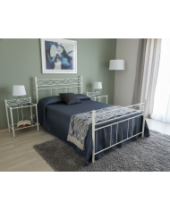 Letto una piazza e mezza Rosa Anna in ferro battuto artigianale, finitura bianco opaco satinato RAL 9005, per rete 120x190.