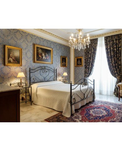 Letto alla francese Cuore in ferro battuto artigianale, finitura Nero oro, per rete 140x190.