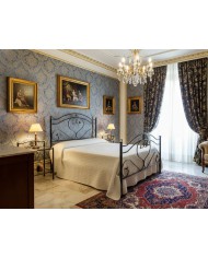 Letto alla francese Cuore in ferro battuto artigianale, finitura Nero oro, per rete 140x190.
