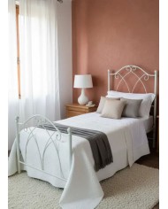 Letto singolo Denise in ferro battuto completo (testata, pediera, giroletto), finitura Bianco oro, per rete 80x190 cm.