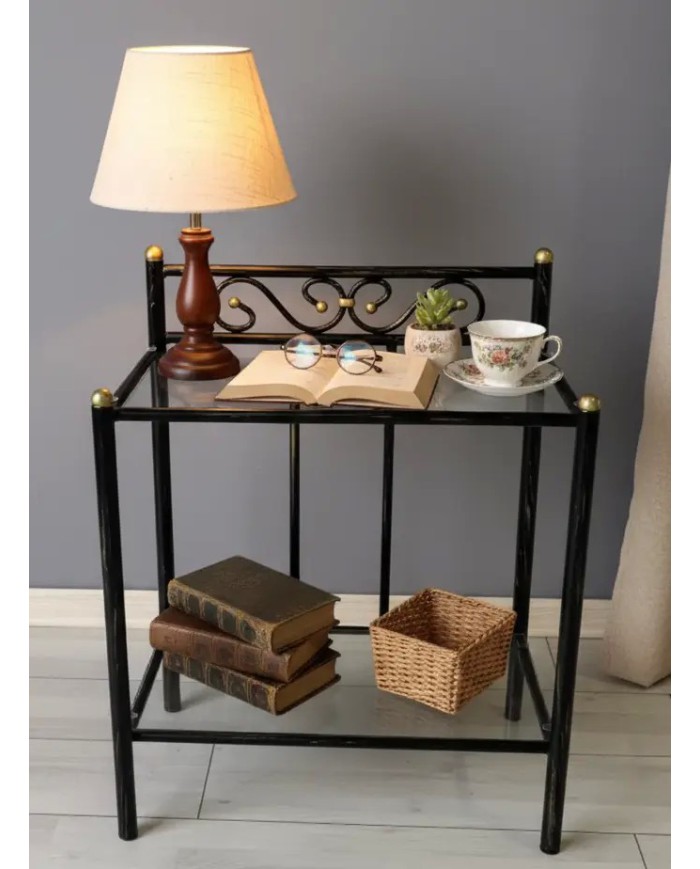 Comodino Silvana in ferro battuto artigianale, finitura Nero decorato oro, con doppio ripiano in vetro. Prodotto Made in Italy.