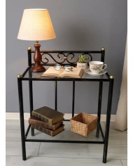 Comodino Silvana in ferro battuto artigianale, finitura Nero decorato oro, con doppio ripiano in vetro. Prodotto Made in Italy.