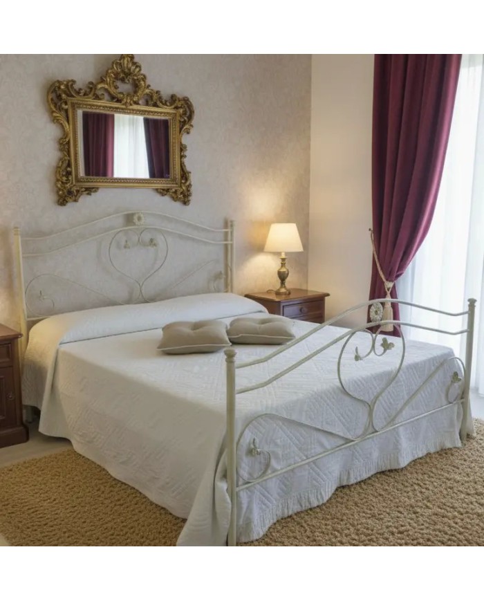 Letto matrimoniale artigianale in ferro battuto modello "Cuore". Stile shabby chic, Avorio decorato Oro.