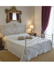 Letto matrimoniale artigianale in ferro battuto modello "Cuore". Stile shabby chic, Avorio decorato Oro.
