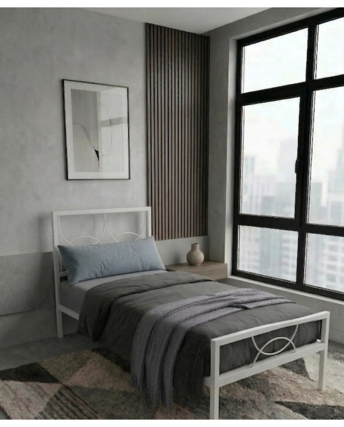 Letto in ferro bianco Aura con testata a cerchi moderni e rete a doghe integrata Design minimale e struttura robusta artigianale