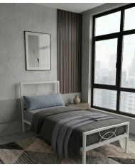 Letto in ferro bianco Aura con testata a cerchi moderni e rete a doghe integrata Design minimale e struttura robusta artigianale