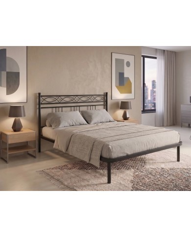 Letto in ferro Rosa Anna con testata a motivi ovali geometrici e rete a doghe integrata nel telaio. Stile raffinato e solido.