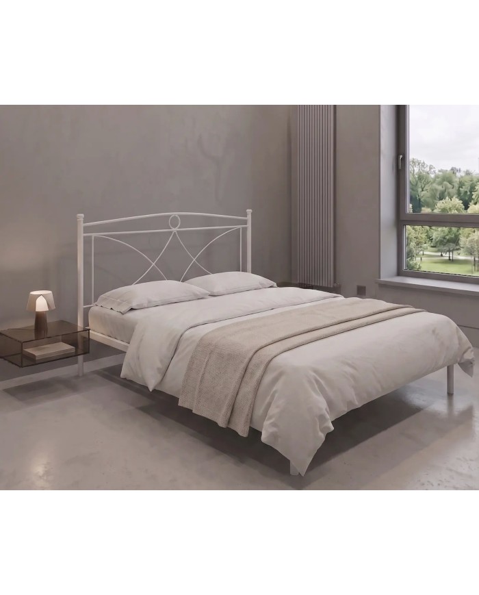 Il letto Tiffany matrimoniale bianco si distingue per la testata geometrica con rombo centrale e linee curve